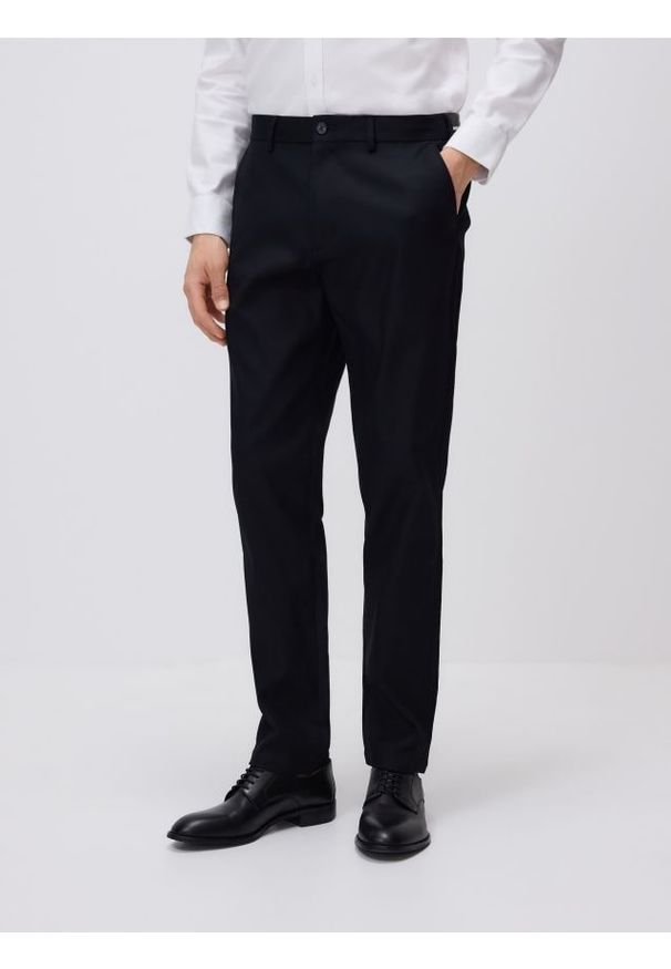 Reserved - Spodnie chino slim fit - czarny. Kolor: czarny. Materiał: bawełna, tkanina