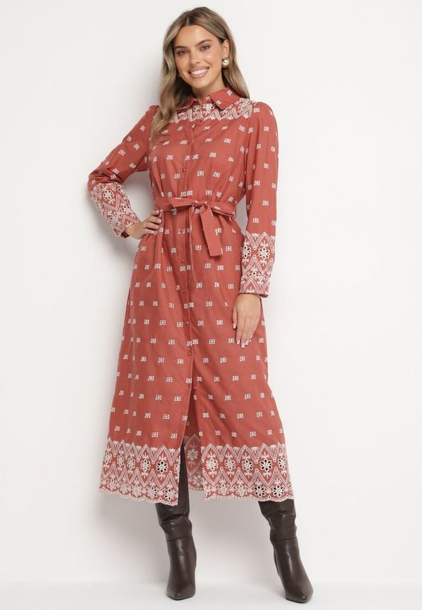 Born2be - Jasnobrązowa Sukienka o Koszulowym Kroju z Wiązanym Paskiem Ozdobiona Haftem Valentirae. Okazja: na co dzień. Kolor: brązowy. Materiał: bawełna. Wzór: aplikacja, haft. Typ sukienki: koszulowe. Styl: casual, klasyczny