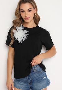 Born2be - Czarny Bawełniany T-shirt z Broszką Kwiatem Heloa. Okazja: na co dzień. Kolor: czarny. Materiał: bawełna. Wzór: kwiaty. Styl: casual, elegancki #1