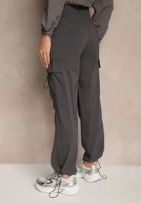 Renee - Szare Spodnie z Bawełną Typu Cargo High Waist Puvoria. Okazja: na co dzień, na spacer. Stan: podwyższony. Kolor: szary. Materiał: bawełna. Styl: casual #4