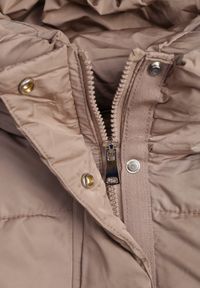 Born2be - Ciemnobeżowa Pikowana Kurtka Puffer z Kapturem Miviera. Okazja: na co dzień, na spacer. Typ kołnierza: kaptur. Kolor: beżowy. Materiał: jeans, dzianina. Sezon: zima. Styl: casual #3