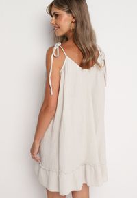 Born2be - Beżowa Rozkloszowana Muślinowa Sukienka z Bawełny na Wiązanych Ramiączkach Wirvia. Okazja: na spacer. Typ kołnierza: dekolt w kształcie V. Kolor: beżowy. Wzór: aplikacja. Typ sukienki: rozkloszowane. Materiał: bawełna. Długość rękawa: na ramiączkach. Sezon: lato. Styl: elegancki #3