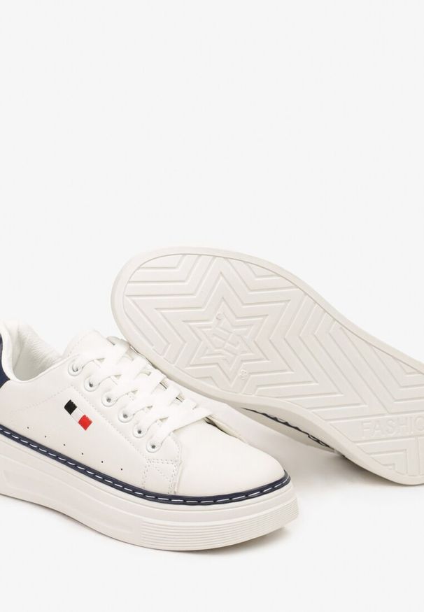 Renee - Biało-Granatowe Basicowe Sneakersy na Platformie Ozdobione Metalicznymi Wstawkami Vaiden. Kolor: biały. Wzór: aplikacja. Obcas: na platformie