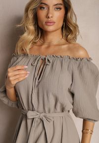 Renee - Beżowa Bawełniana Sukienka z Muślinu Wiązana przy Dekolcie z Paskiem i Gumką w Talii Tasda. Okazja: na co dzień. Typ kołnierza: dekolt hiszpanka. Kolor: beżowy. Materiał: bawełna. Typ sukienki: proste. Styl: casual #5