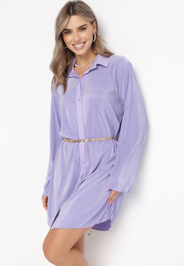 Born2be - Fioletowa Plisowana Sukienka Mini o Koszulowym Kroju Unvelc. Okazja: na co dzień, do pracy, na spotkanie biznesowe. Typ kołnierza: kołnierzyk klasyczny. Kolor: fioletowy. Materiał: materiał, jeans. Długość rękawa: długi rękaw. Typ sukienki: koszulowe. Styl: biznesowy, klasyczny, casual, elegancki. Długość: mini