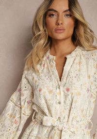 Renee - Beżowa Sukienka o Rozkloszowanym Kroju z Materiałowym Paskiem i Wzorem w Kwiaty Dimtina. Typ kołnierza: dekolt w kształcie V. Kolor: beżowy. Materiał: materiał. Wzór: kwiaty. Sezon: lato, wiosna #5