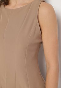 Born2be - Brązowa Rozkloszowana Sukienka Ozdobiona Przeszyciami Evinini. Kolor: brązowy. Wzór: aplikacja. Styl: klasyczny, elegancki #3