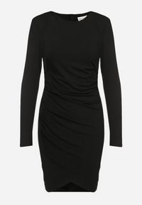 Born2be - Czarna Wiskozowa Taliowana Sukienka z Usztywnionymi Ramionami i Marszczeniem Ceavra. Okazja: na co dzień. Kolor: czarny. Materiał: wiskoza. Styl: elegancki, casual