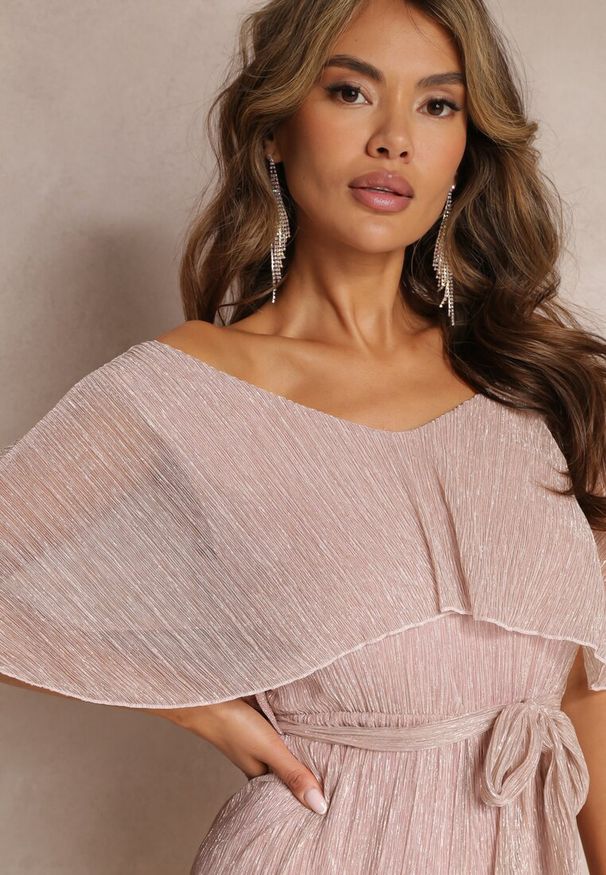 Renee - Różowy Kombinezon z Szerokimi Nogawkami i Ozdobną Narzutką Phedia. Kolor: różowy. Materiał: materiał, tkanina. Sezon: wiosna, lato. Styl: wizytowy