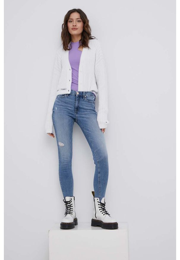 Tommy Jeans Jeansy NORA CE215 damskie medium waist. Kolor: niebieski