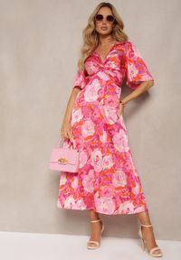 Renee - Różowa Sukienka z Marszczonym Dekoltem i Gumką w Talii z Rozcięciami Dilapia. Okazja: na co dzień. Kolor: różowy. Długość rękawa: krótki rękaw. Typ sukienki: proste. Styl: casual, elegancki, wizytowy #1