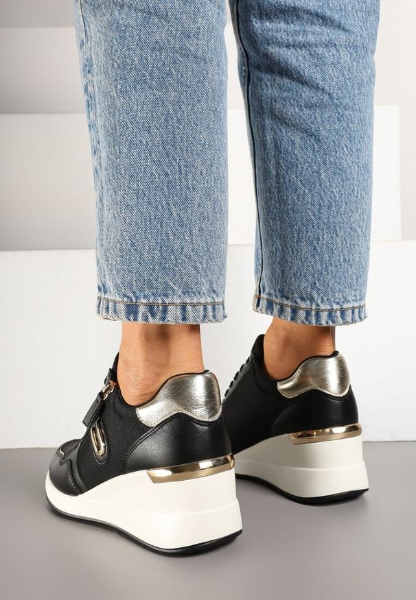 Born2be - Czarne Sneakersy na Koturnie Zdobione Suwakiem Hanithiel. Okazja: na co dzień. Zapięcie: sznurówki. Kolor: czarny. Materiał: jeans. Wzór: aplikacja. Obcas: na koturnie