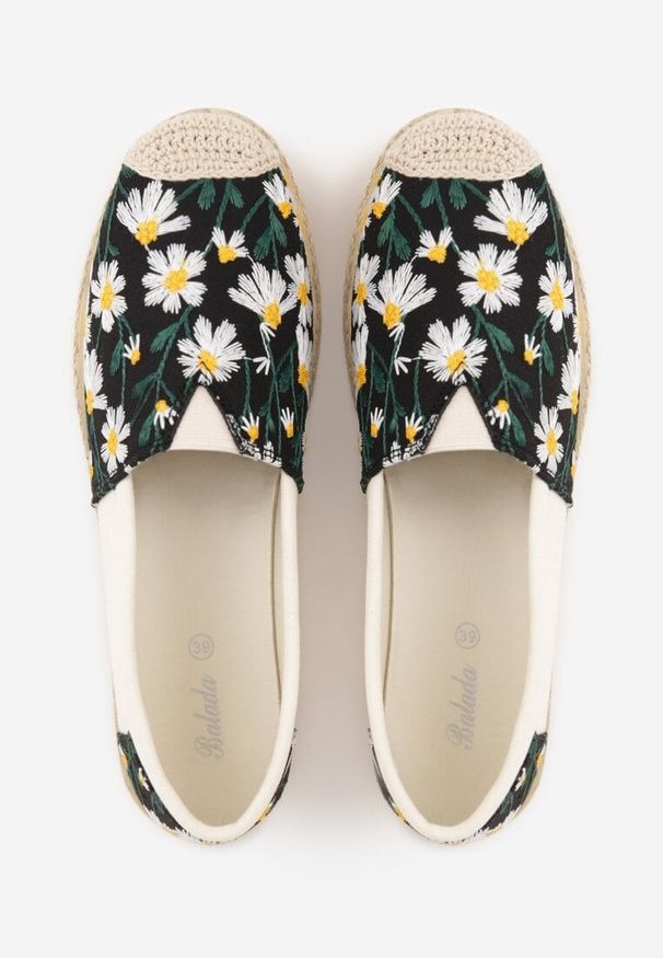 Renee - Czarne Espadryle Ozdobione Kwiatowym Haftem i Plecionką Kiranth. Okazja: na co dzień. Kolor: czarny. Materiał: jeans. Wzór: kwiaty, haft, aplikacja. Sezon: lato. Styl: casual, elegancki