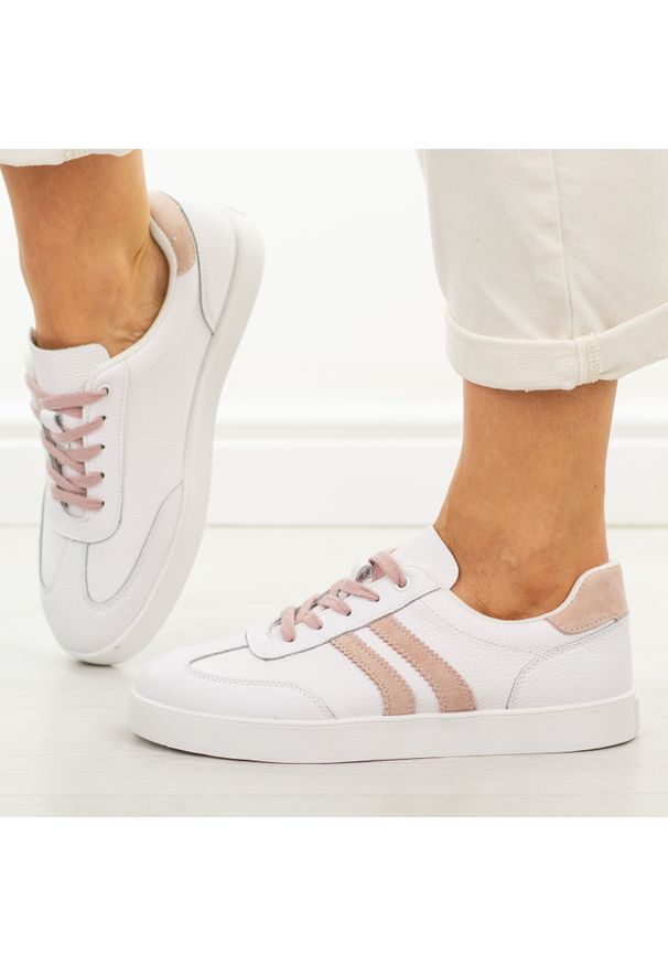 Białe skórzane półbuty damskie Vinceza 41505. Okazja: na co dzień. Nosek buta: okrągły. Zapięcie: pasek. Kolor: biały. Szerokość cholewki: normalna. Wzór: aplikacja. Materiał: skóra. Sezon: wiosna, lato, jesień. Obcas: na płaskiej podeszwie. Styl: casual, klasyczny, sportowy