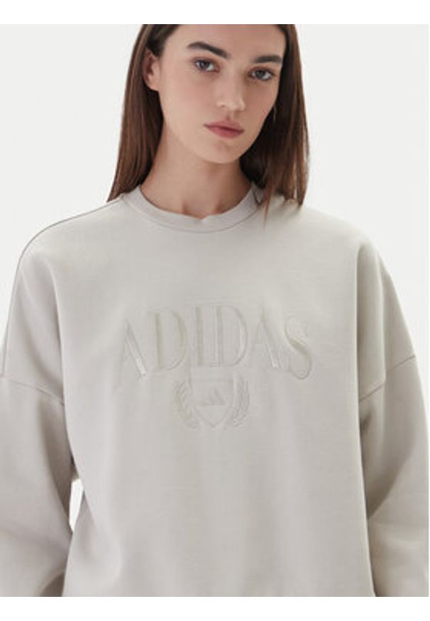 Adidas - adidas Bluza Cozy Holiday Graphic KA9950 Beżowy Loose Fit. Kolor: beżowy. Materiał: bawełna