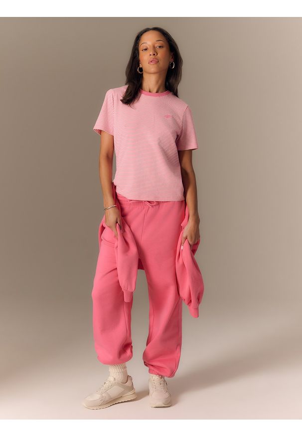 4f - 4F T-shirt regular damski - różowy L. Okazja: na co dzień. Kolor: różowy. Materiał: skóra, materiał. Wzór: paski. Styl: casual, klasyczny, elegancki