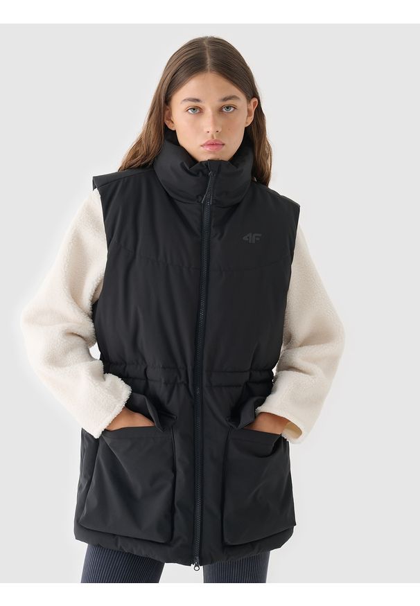 4f - 4F Bezrękawnik puchowy z wypełnieniem syntetycznym damski - czarny S. Okazja: na co dzień. Typ kołnierza: kołnierzyk stójkowy. Kolor: czarny. Materiał: puch, syntetyk. Długość rękawa: bez rękawów. Długość: długie. Wzór: gładki. Styl: casual, sportowy, klasyczny