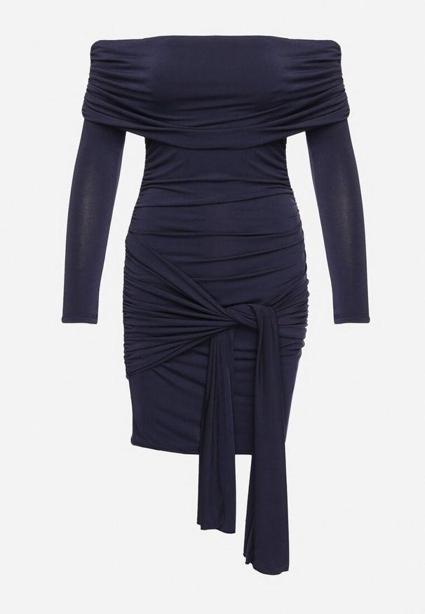 Born2be - Granatowa Sukienka o Dopasowanym Kroju Ozdobiona Marszczeniem i Wiązaniem Felirae. Okazja: na co dzień. Typ kołnierza: dekolt w łódkę. Kolor: niebieski. Wzór: aplikacja. Typ sukienki: dopasowane. Styl: casual