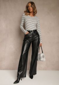 Renee - Czarno-Biała Bluzka Longsleeve z Bawełny Ozdobiony Literowym Wzorem Javelina. Okazja: na co dzień. Kolor: czarny. Materiał: bawełna. Długość rękawa: długi rękaw. Wzór: aplikacja. Styl: klasyczny, casual, elegancki #5