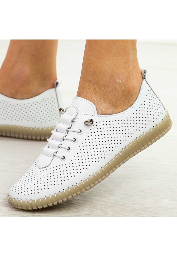 Białe skórzane półbuty damskie Filippo Dp6140/26. Okazja: na spacer, na co dzień. Nosek buta: okrągły. Kolor: biały. Materiał: skóra. Szerokość cholewki: normalna. Wzór: ażurowy. Sezon: wiosna, jesień, lato. Styl: casual, elegancki, klasyczny