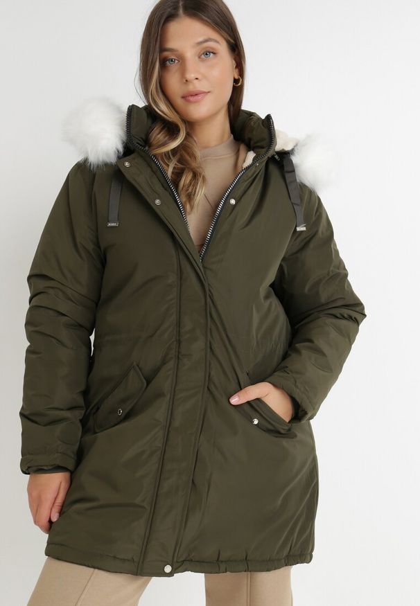 Born2be - Ciemnozielona Kurtka Desoya. Kolekcja: plus size. Kolor: zielony. Materiał: futro. Długość: długie