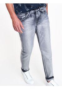 TOP SECRET - Spodnie męskie jeansowe o dopasowanym kroju z przetarciami. Okazja: na co dzień. Kolor: szary. Materiał: jeans. Sezon: zima, jesień. Styl: casual #1