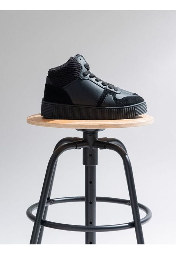 Sinsay - Sneakersy z imitacji skóry - czarny. Kolor: czarny. Materiał: skóra