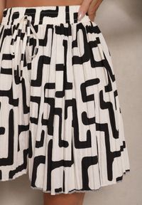 Renee - Czarno-Białe Szorty z Wiskozy High Waist Ozdobione Geometrycznym Wzorem Lirazea. Stan: podwyższony. Kolor: czarny. Materiał: wiskoza. Wzór: aplikacja, geometria #5