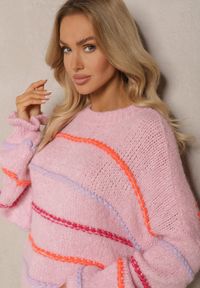 Renee - Różowy Sweter Obszyty Kolorowymi Nitkami z Wełną Romizelle. Kolor: różowy. Materiał: wełna. Długość rękawa: długi rękaw. Długość: długie. Wzór: kolorowy. Styl: elegancki #3
