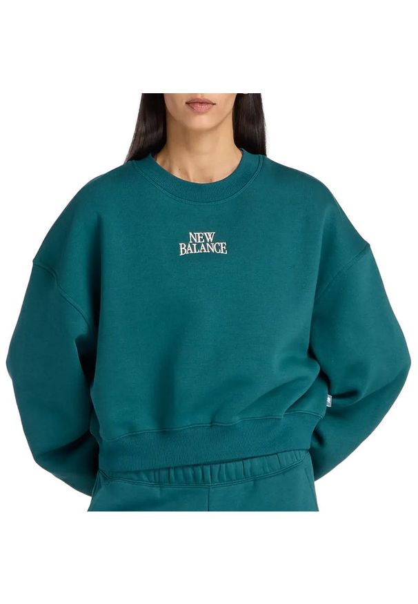 Bluza damska New Balance WT61935IAAV - zielona. Okazja: na co dzień. Kolor: zielony. Materiał: materiał, bawełna, dresówka, poliester. Wzór: napisy, aplikacja, haft. Styl: sportowy, klasyczny, casual