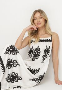 Born2be - Biała Sukienka o Rozkloszowanym Kroju na Ramiączkach w Etniczny Wzór Revoniae. Okazja: na co dzień. Typ kołnierza: dekolt w kształcie V. Kolor: biały. Długość rękawa: na ramiączkach. Styl: casual, elegancki #6