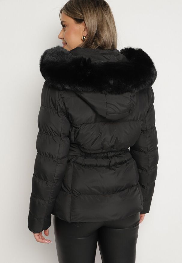 Born2be - Czarna Kurtka z Futrem Pikowana z Odpinanym Kapturem Raiona. Okazja: na co dzień, na spacer. Kolekcja: plus size. Kolor: czarny. Materiał: futro. Styl: elegancki, casual
