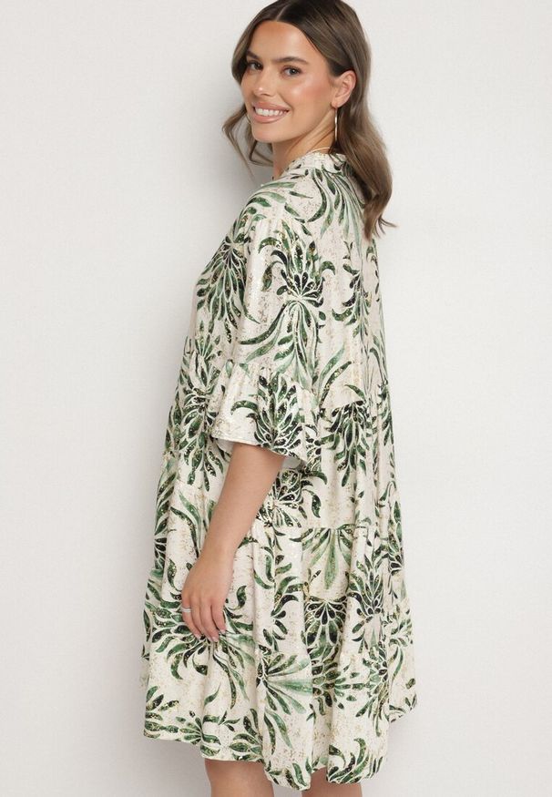 Born2be - Zielono-Beżowa Rozkloszowana Sukienka z Lnem z Metalicznym Nadrukiem Filasenia. Okazja: na spacer. Typ kołnierza: kołnierz z falbankami, dekolt w kształcie V. Kolor: zielony. Materiał: len. Wzór: nadruk. Sezon: lato. Styl: elegancki