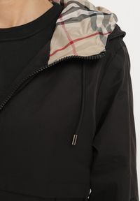 Born2be - Czarna Kurtka Parka z Podpinanymi Rękawami i Kapturem ze Wstawkami w Kratę Kaithna. Kolor: czarny. Materiał: jeans. Wzór: kratka. Styl: elegancki, klasyczny #2