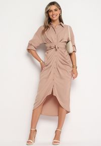 Born2be - Ciemnobeżowa Sukienka Koszulowa z Wiązanym Paskiem i Marszczeniem Hinula. Kolor: beżowy. Materiał: tkanina, materiał. Wzór: jednolity, gładki. Typ sukienki: koszulowe. Styl: elegancki. Długość: midi #6