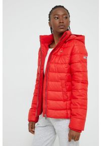Tommy Jeans kurtka damska kolor czerwony zimowa. Okazja: na co dzień. Kolor: czerwony. Materiał: puch, poliester. Sezon: zima. Styl: casual