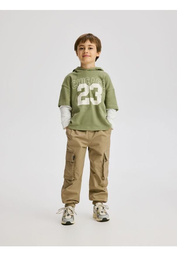 Reserved - Joggery z kieszeniami - beżowy. Kolor: beżowy. Materiał: tkanina, bawełna