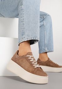 Renee - Brązowe Sneakersy z Naturalnego Zamszu na Platformie Nalirette. Okazja: na co dzień. Kolor: brązowy. Materiał: zamsz. Obcas: na platformie #1