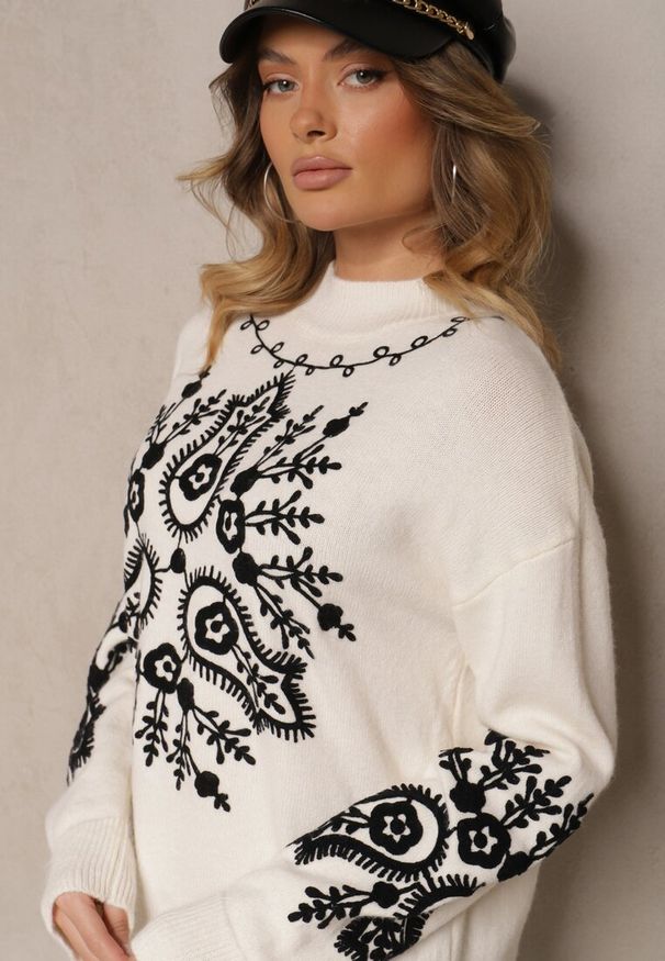 Renee - Jasnobeżowy Sweter z Wiskozą o Długim Kroju z Ozdobnym Haftem Adelithra. Okazja: na co dzień. Kolor: beżowy. Materiał: wiskoza. Długość rękawa: długi rękaw. Długość: długie. Wzór: haft. Styl: elegancki, casual