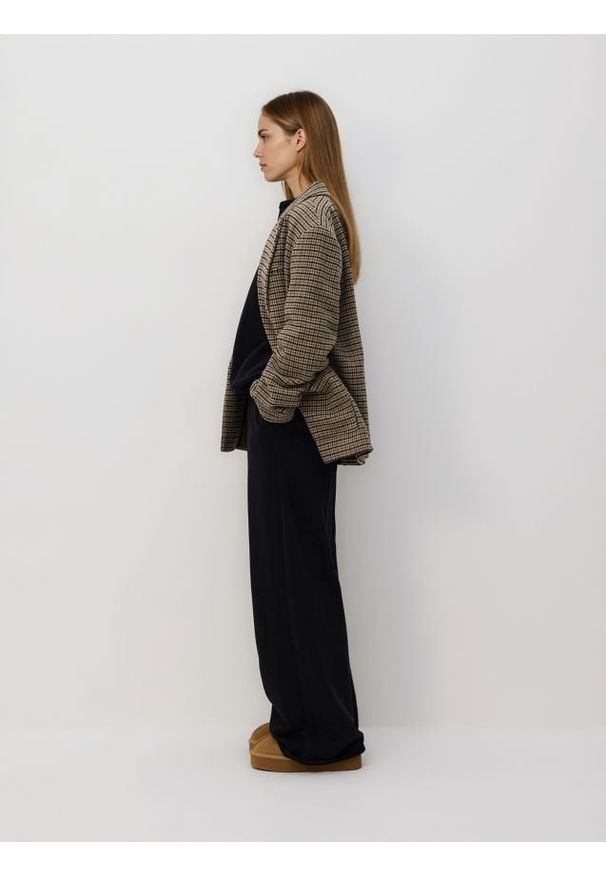 Reserved - Spodnie dresowe z szerokimi nogawkami - czarny. Kolor: czarny. Materiał: dresówka