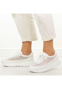 Białe skórzane sneakersy damskie T.Sokolski 241. Okazja: na co dzień. Nosek buta: okrągły. Kolor: biały. Materiał: skóra, tkanina. Szerokość cholewki: normalna. Sezon: wiosna, lato. Styl: casual, klasyczny, sportowy #1