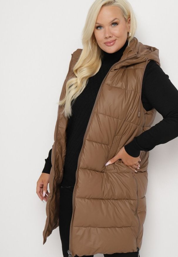Born2be - Brązowa Pikowana Kamizelka z Kapturem na Suwak i Napy Timella. Okazja: na co dzień, na spacer. Typ kołnierza: kaptur. Kolekcja: plus size. Kolor: brązowy. Materiał: jeans. Wzór: aplikacja. Styl: klasyczny, elegancki, casual
