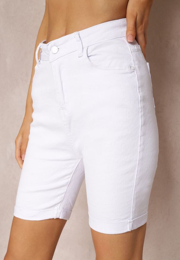 Renee - Białe Szorty do Kolana z Wysokim Stanem Betria. Okazja: na co dzień. Stan: podwyższony. Kolor: biały. Styl: klasyczny, casual