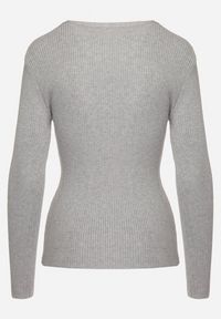 Born2be - Szary Sweter z Bawełną z Prążkowanego Materiału Ozdobiony Guzikami Zinfera. Okazja: na co dzień. Typ kołnierza: dekolt w serek. Kolor: szary. Materiał: bawełna, prążkowany, materiał. Wzór: aplikacja. Styl: casual, klasyczny #4