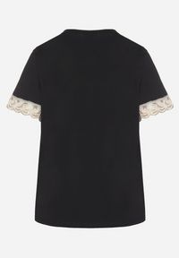 Born2be - Czarny T-shirt z Bawełny Zdobiony Koronką z Cekinami Pollea. Okazja: na co dzień. Kolor: czarny. Materiał: bawełna, koronka. Długość rękawa: krótki rękaw. Długość: krótkie. Wzór: aplikacja, koronka. Styl: klasyczny, casual #5