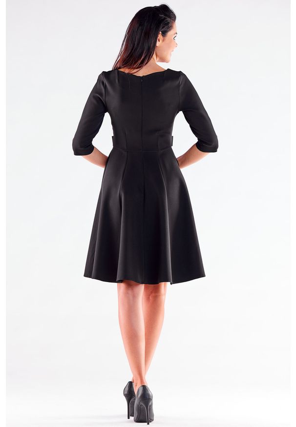 Awama - Elegancka sukienka rozkloszowana z ozdobnymi guzikami czarna. Okazja: do pracy. Kolor: czarny. Styl: elegancki