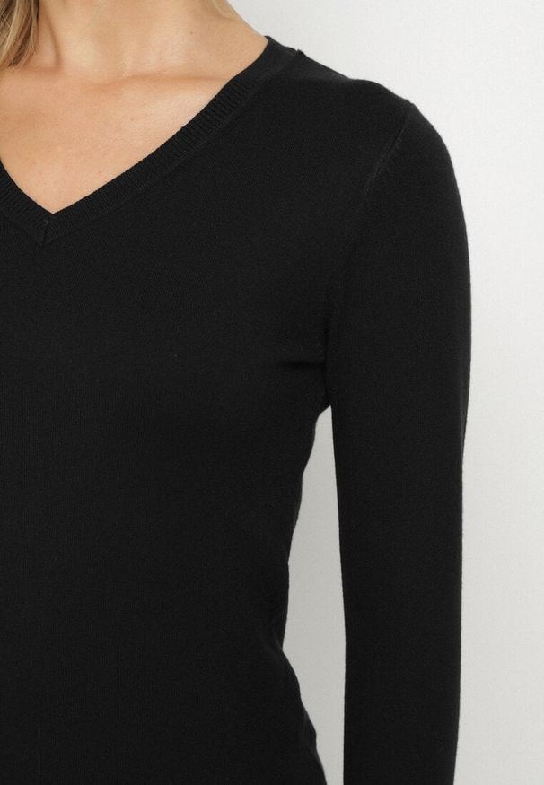 Born2be - Czarny Sweter z Wiskozą i Dekoltem w Serek Olisela. Okazja: na co dzień. Typ kołnierza: dekolt w serek. Kolor: czarny. Materiał: wiskoza. Styl: casual, elegancki