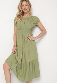 Born2be - Ciemnozielona Sukienka o Rozkloszowanym Kroju z Dekoltem Typu Łódka Miranea. Okazja: na co dzień. Kolor: zielony. Materiał: jeans. Typ sukienki: proste, rozkloszowane. Styl: casual, klasyczny #3