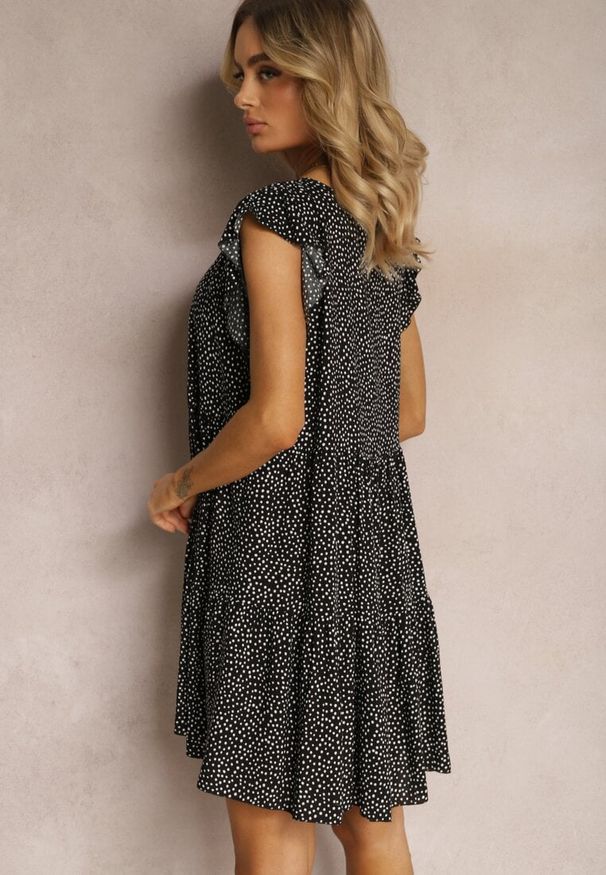 Renee - Czarna Rozkloszowana Sukienka z Bawełny w Kropki z Trójkątnym Dekoltem Riessa. Okazja: na spacer, na co dzień. Kolor: czarny. Materiał: bawełna. Wzór: kropki. Sezon: lato. Typ sukienki: proste. Styl: casual, klasyczny