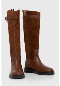 TOMMY HILFIGER - Tommy Hilfiger kozaki skórzane CASUAL ESSENTIAL BELT LONGBOOT damskie kolor brązowy na płaskim obcasie FW0FW07480. Okazja: na co dzień. Nosek buta: okrągły. Kolor: brązowy. Materiał: skóra. Szerokość cholewki: normalna. Obcas: na obcasie. Styl: casual. Wysokość obcasa: niski #3